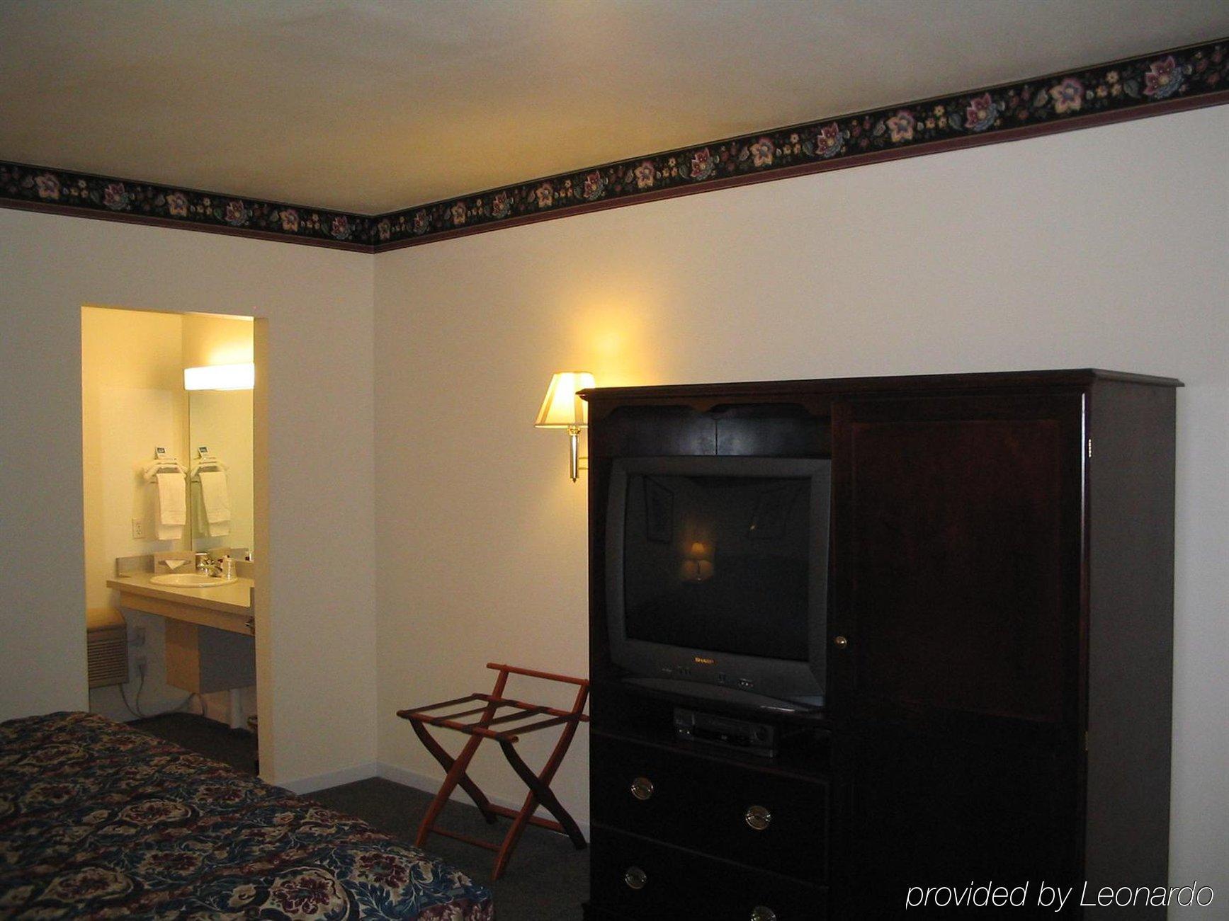 The Chalet Motel Mequon Room photo